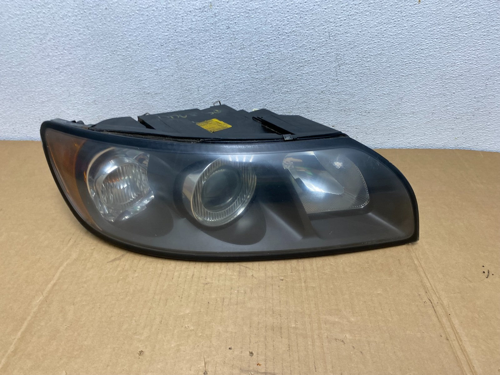 2004 to 2007 Volvo S40 Right Passenger Side Headlight AC7502 DW0