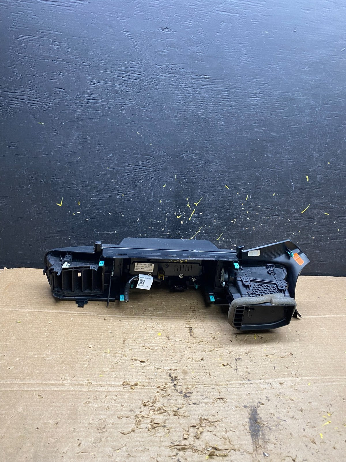 2020 to 2023 Ford  Explorer Console Radio Display Screen Air Vents X1369 DG3
