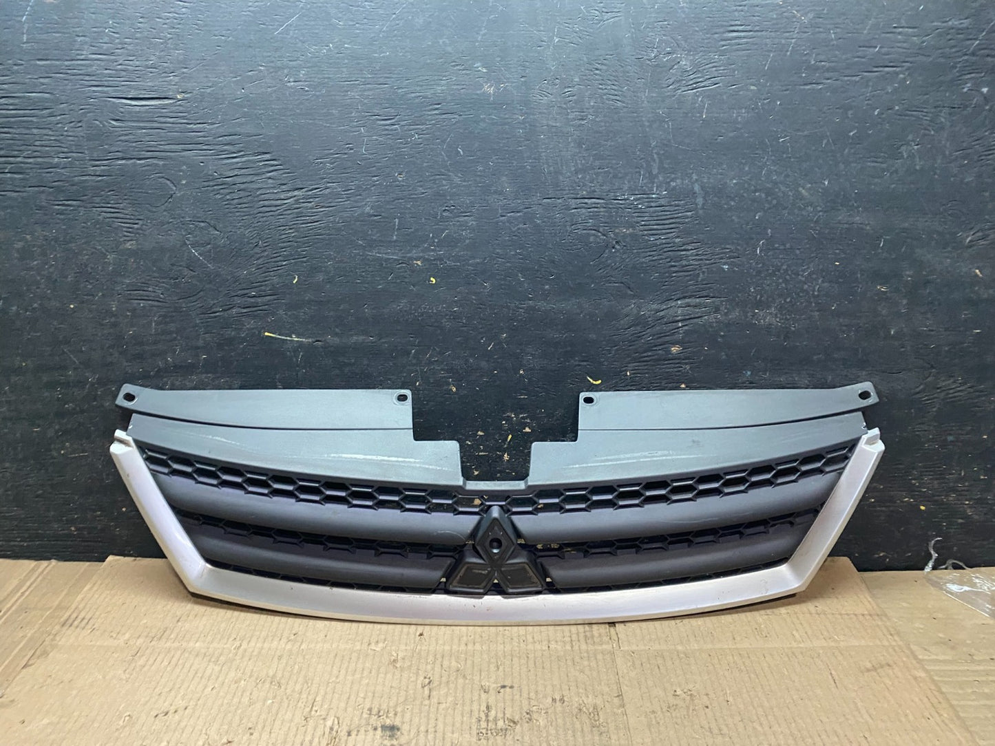 2007 - 2009 Mitsubishi Outlander Front Upper Grill Grille OEM W4625 DG0