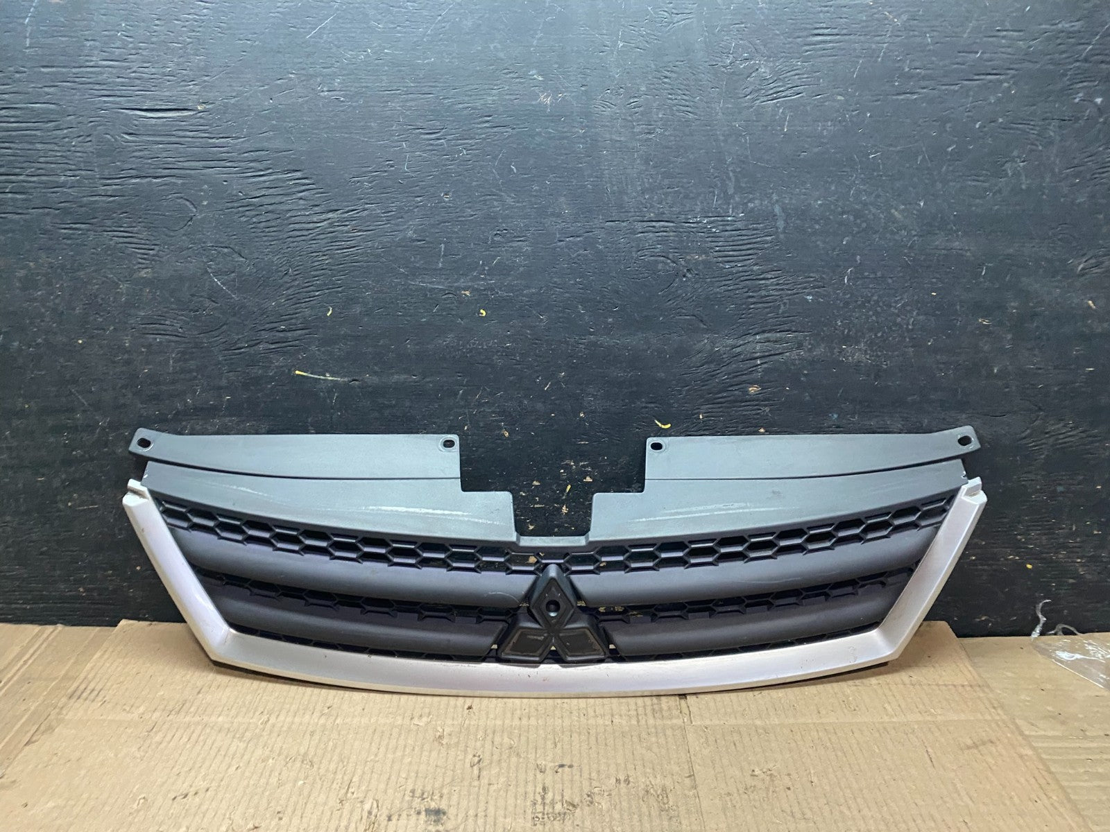 2007 - 2009 Mitsubishi Outlander Front Upper Grill Grille OEM W4625 DG0