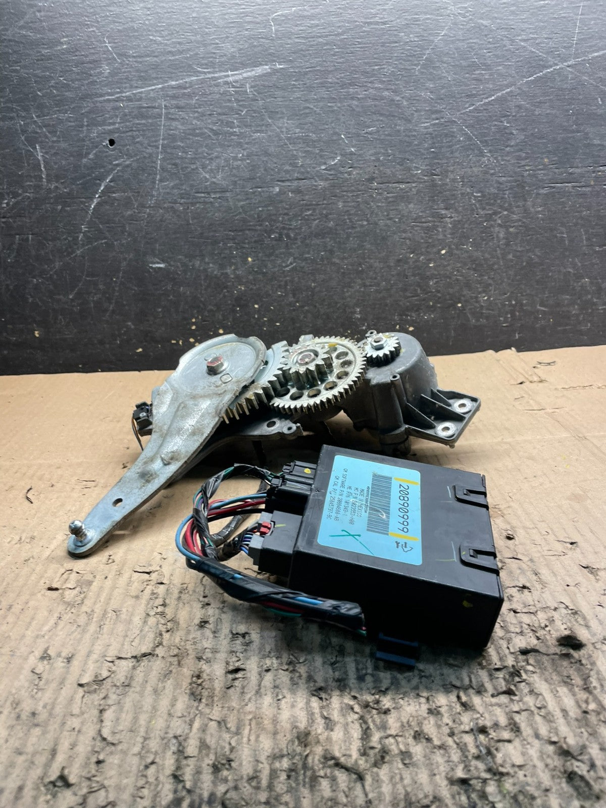 2009 to 2016 GMC Acadia Rear Trunk Liftgate Power Motor Actuator V2283 DG3