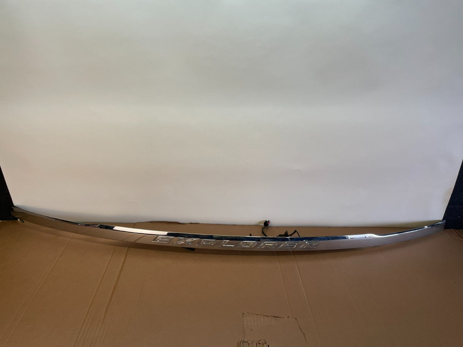 2011 to 2014 Ford Explorer Rear Tailgate Gate Trim Molding With Camera AG7723 DG0