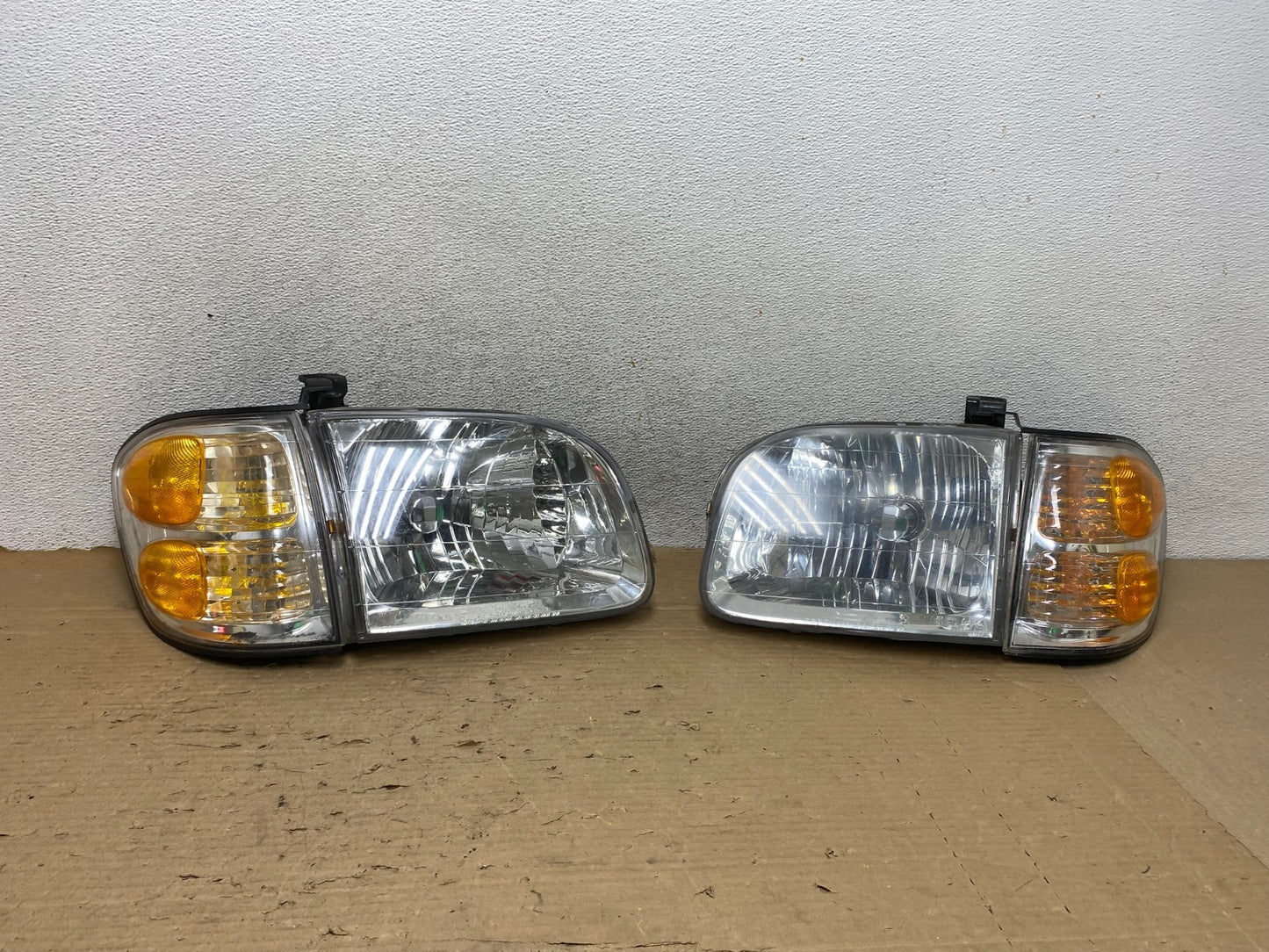 2001-2004 Toyota Sequoia Left+Right Side Halogen Headlights DEPO AG8323 DW0