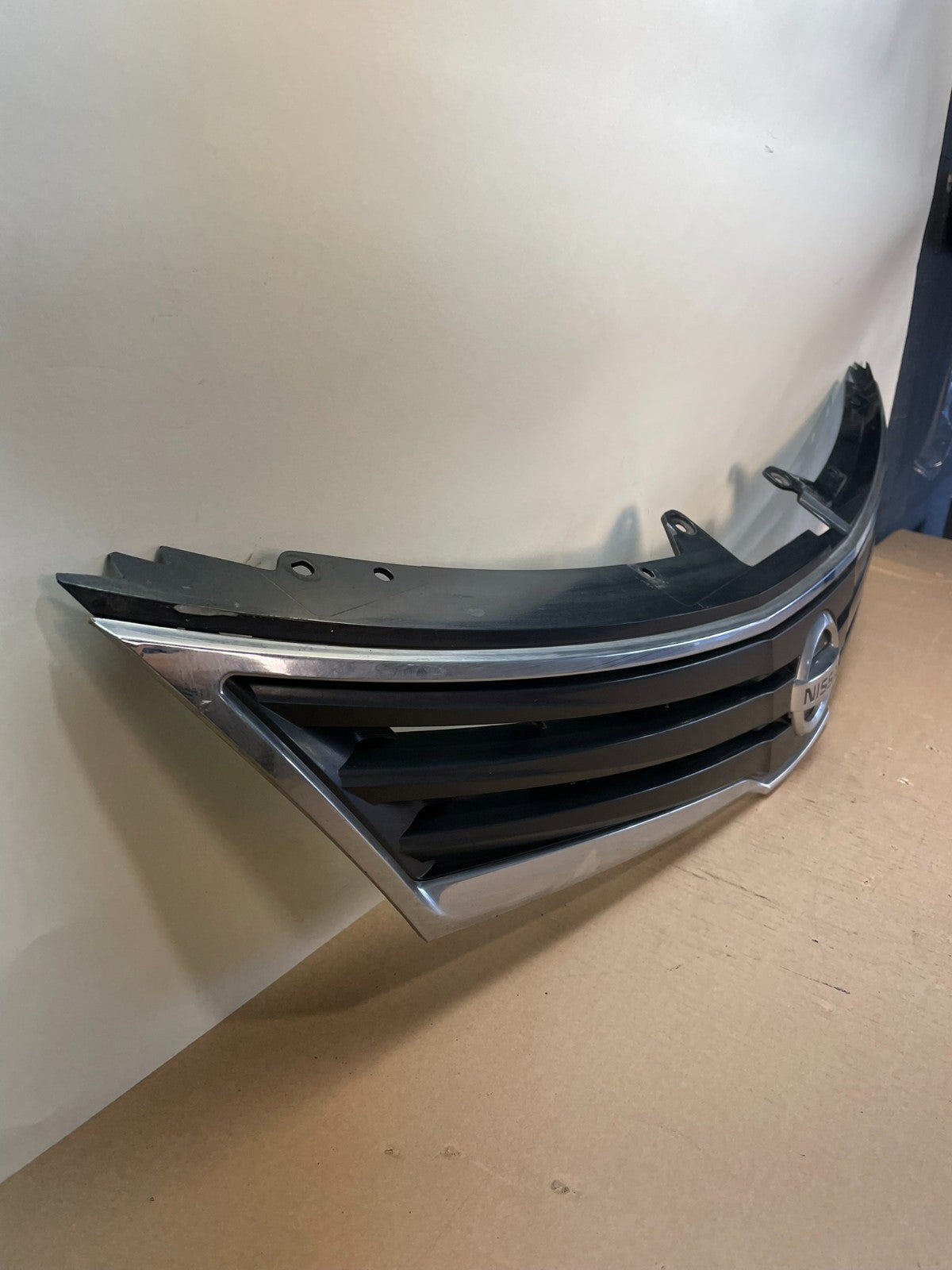 2010 to 2012 Nissan Versa Hatchback Front Upper Grill Grille ai4200 DG2