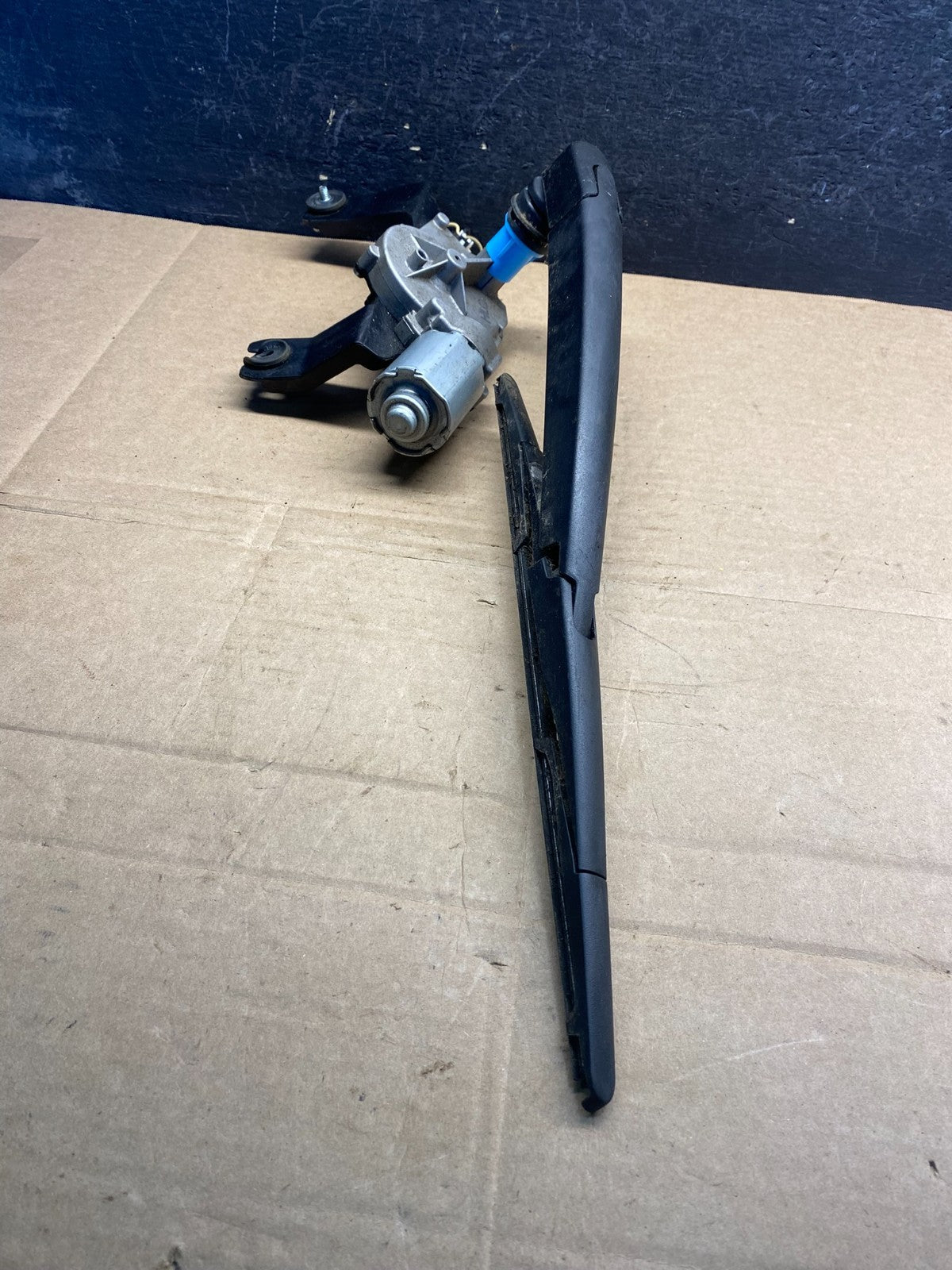 2013 - 2017 Hyundai Santa Fe Rear Glass Windshield Wiper Motor AE8240 DG2