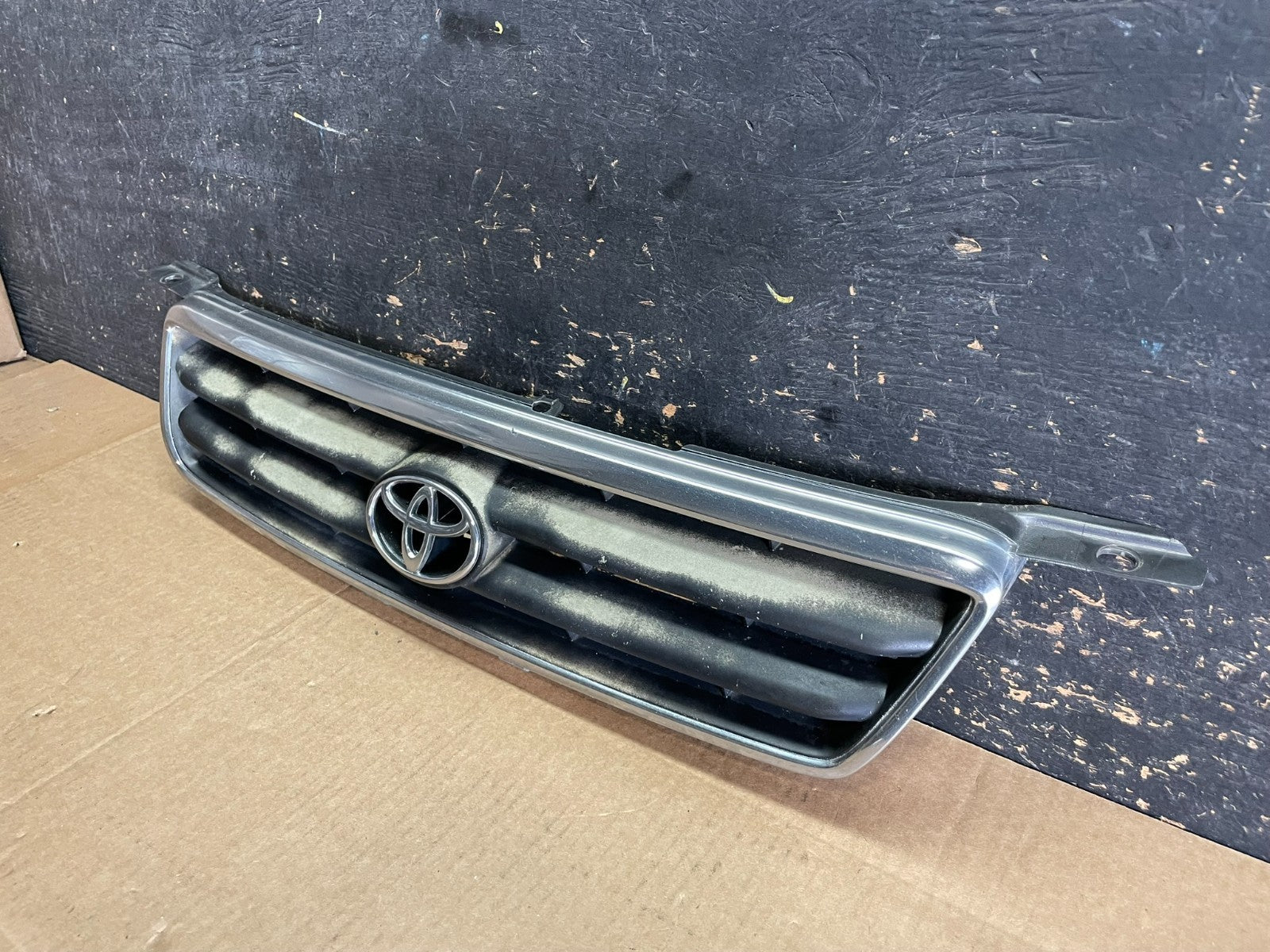 2000 to 2001 Toyota Camry Grille Chrome Shell w/ Black Insert AA8957 DG2