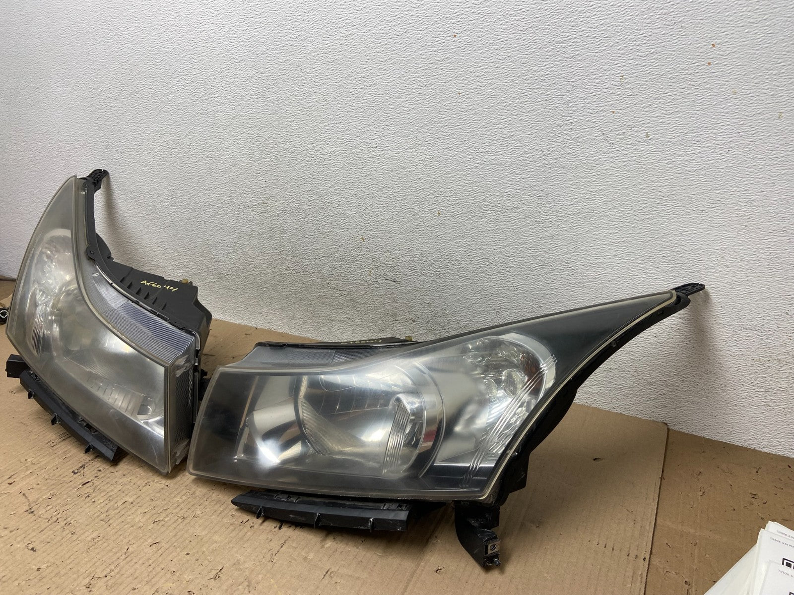 2011 to 2015 Chevrolet Cruze Halogen Left+Right Set Headlights AF6044 DW2