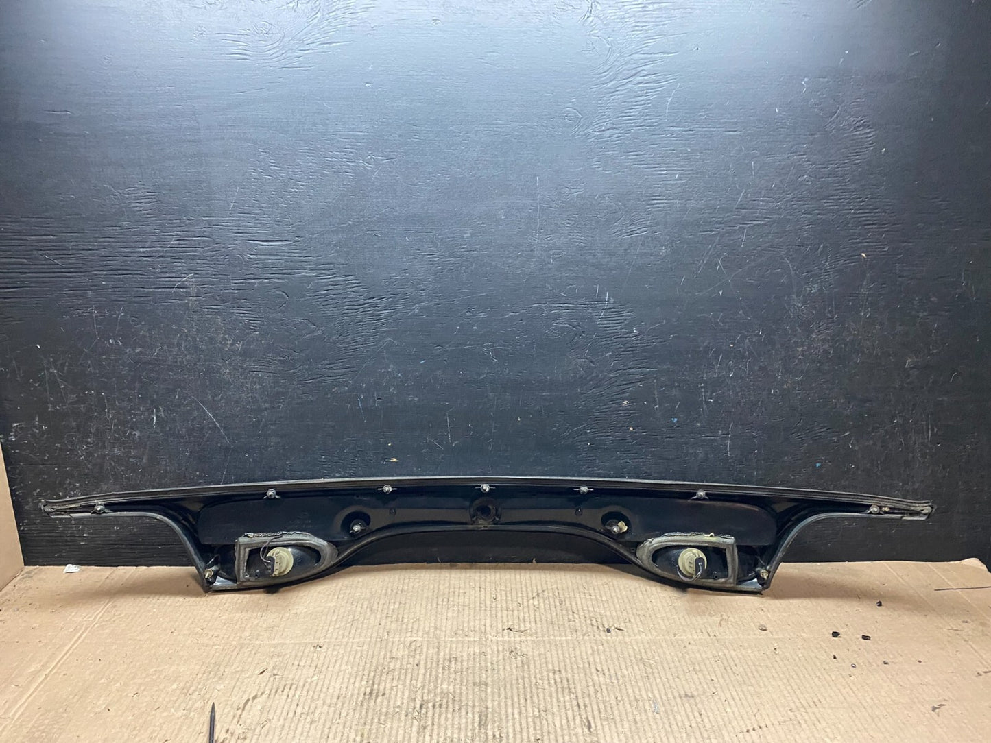 2000 to 2002 Ford Taurus Trunk Rear Center Lid Tail Light Panel i3462 DG14