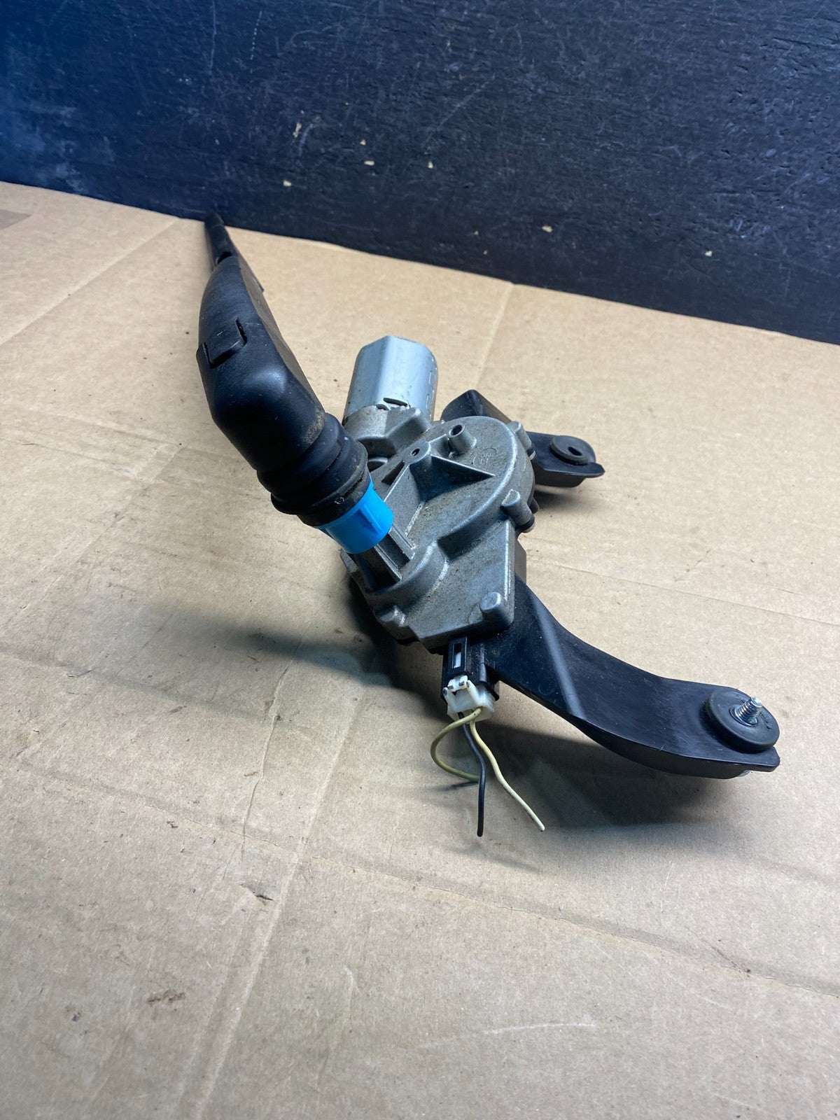 2013 - 2017 Hyundai Santa Fe Rear Glass Windshield Wiper Motor AE8240 DG4