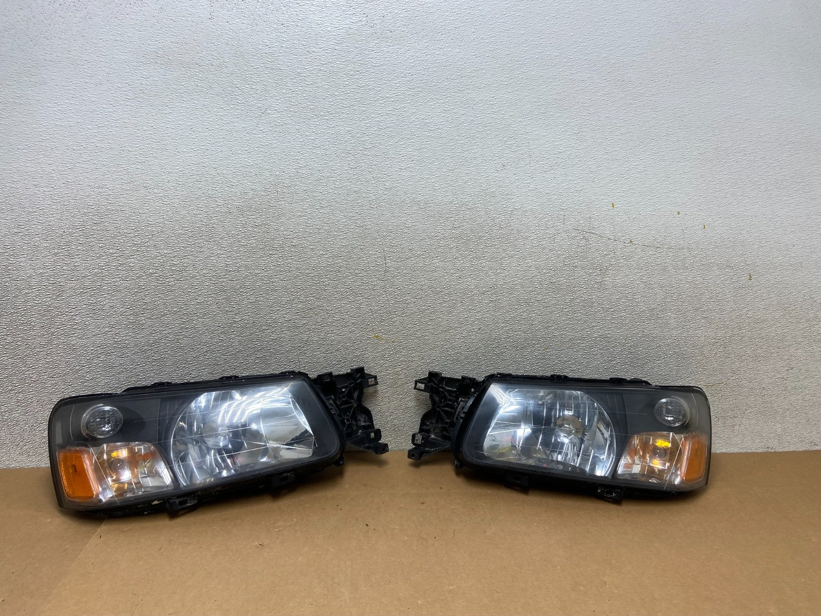2003 2004 Subaru Forester Left+Right Headlights Halogen Z6571 DW0