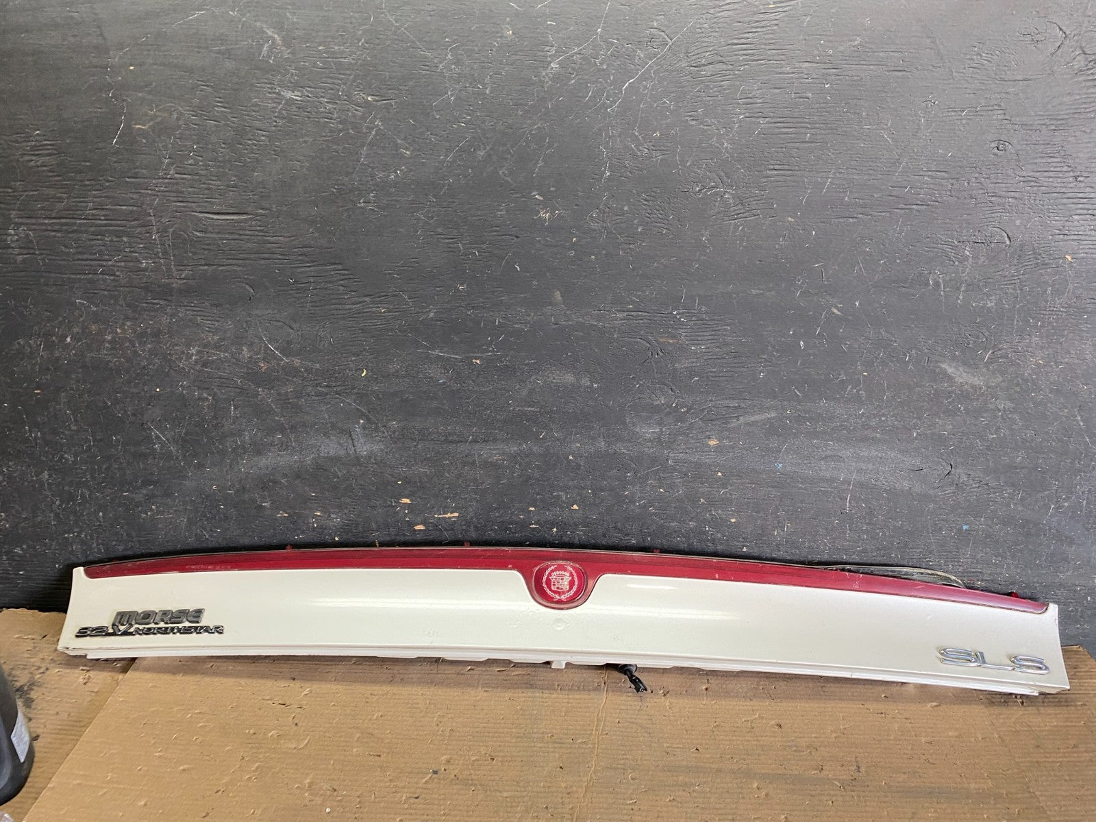 2001 to 2004 Cadillac Seville SLS Rear 3rd Break Light lid mounted OEM R23290
