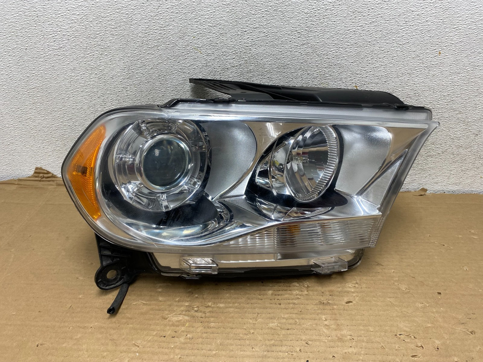 2011 to 2013 Dodge Durango Right Passenger RH Xenon Headlight AG9243 DW0