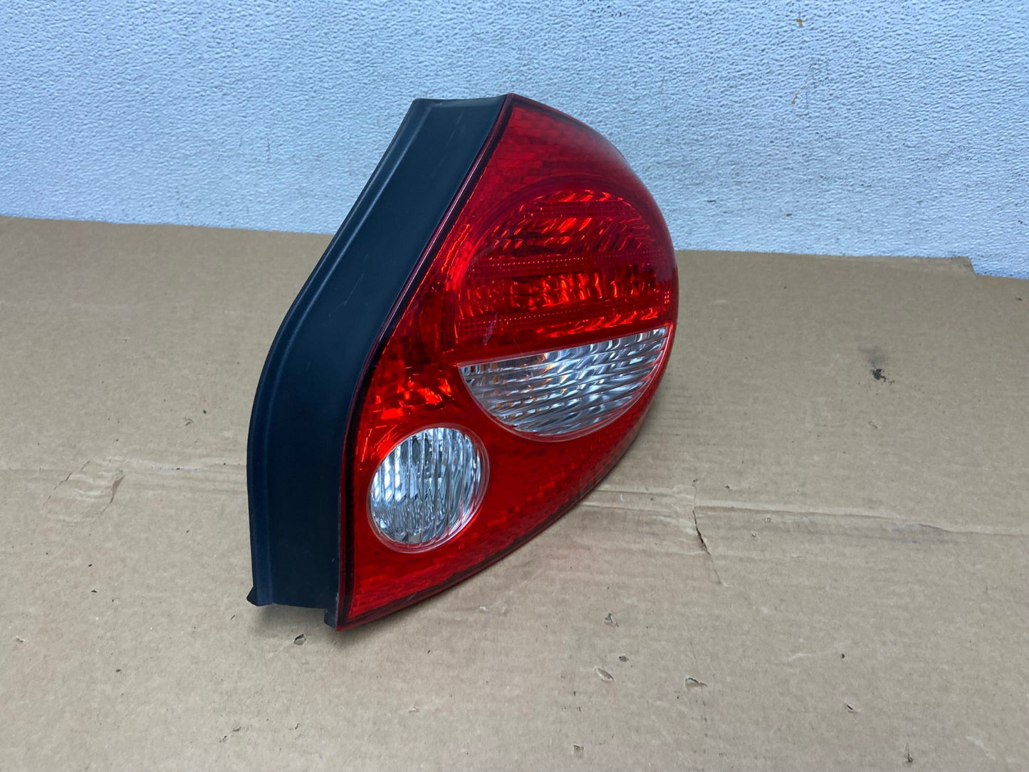 2000 to 2001 Nissan Maxima Right Passenger Rh Side Tail Light AD3808 LK2