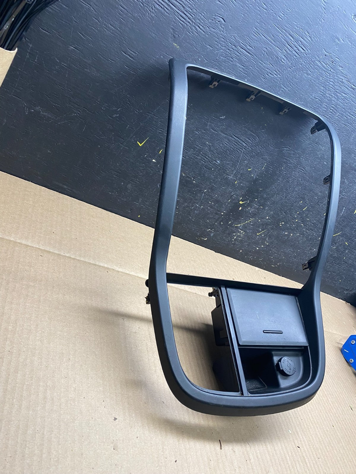 2002 - 2005 Kia Sedona Center Radio Clock Bezel Air Vent U5896 DG3