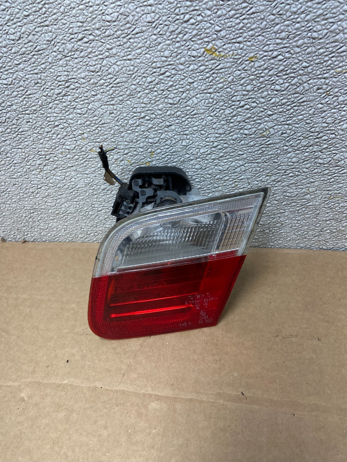 2002 - 2005 BMW 3 325i E46 Series Right Passenger Inner Tail Light ab3429 DG0