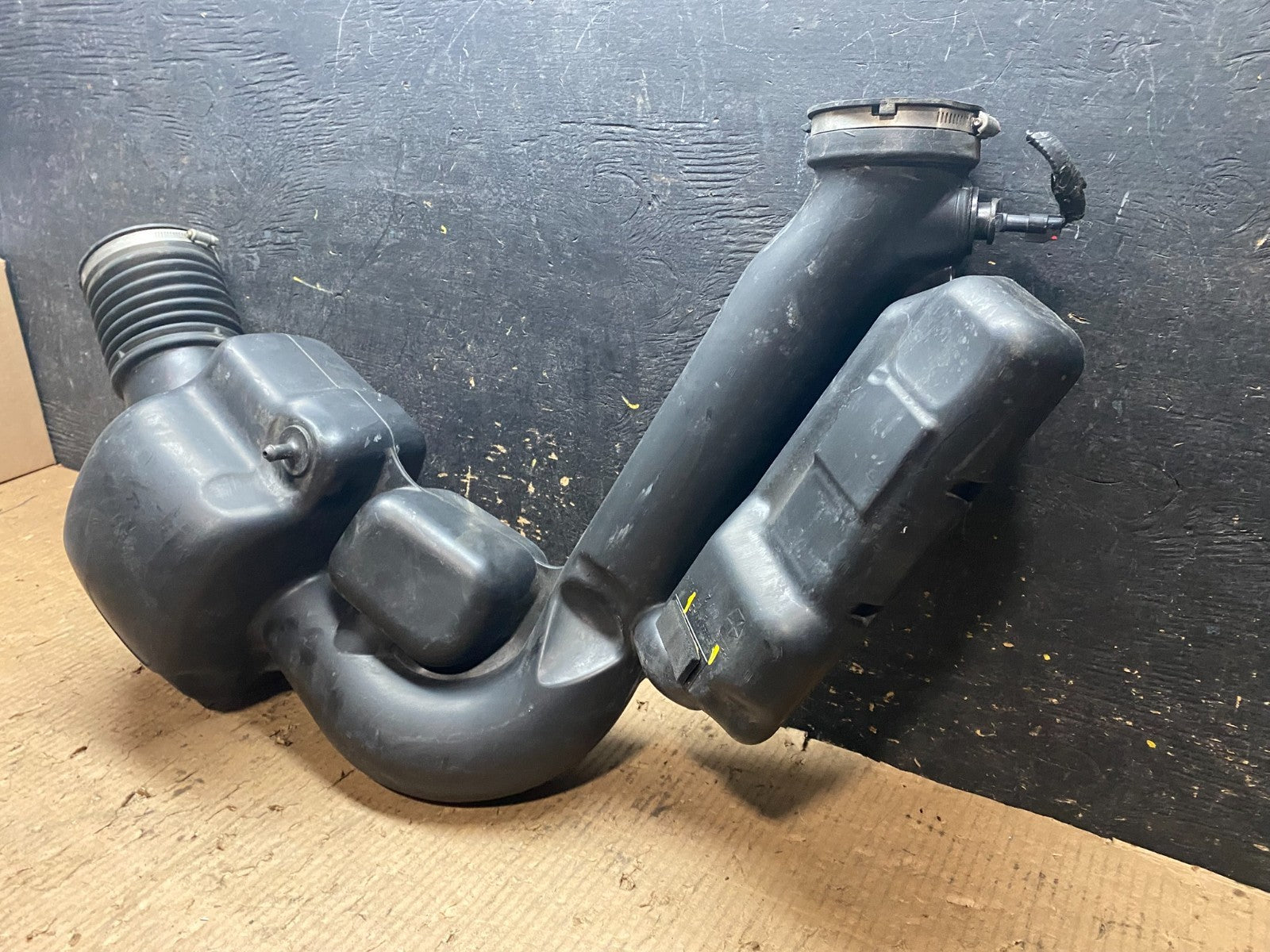 2011 - 2013 Dodge Durango 3.6L Resonator Air Intake Tube Y6709 DG6