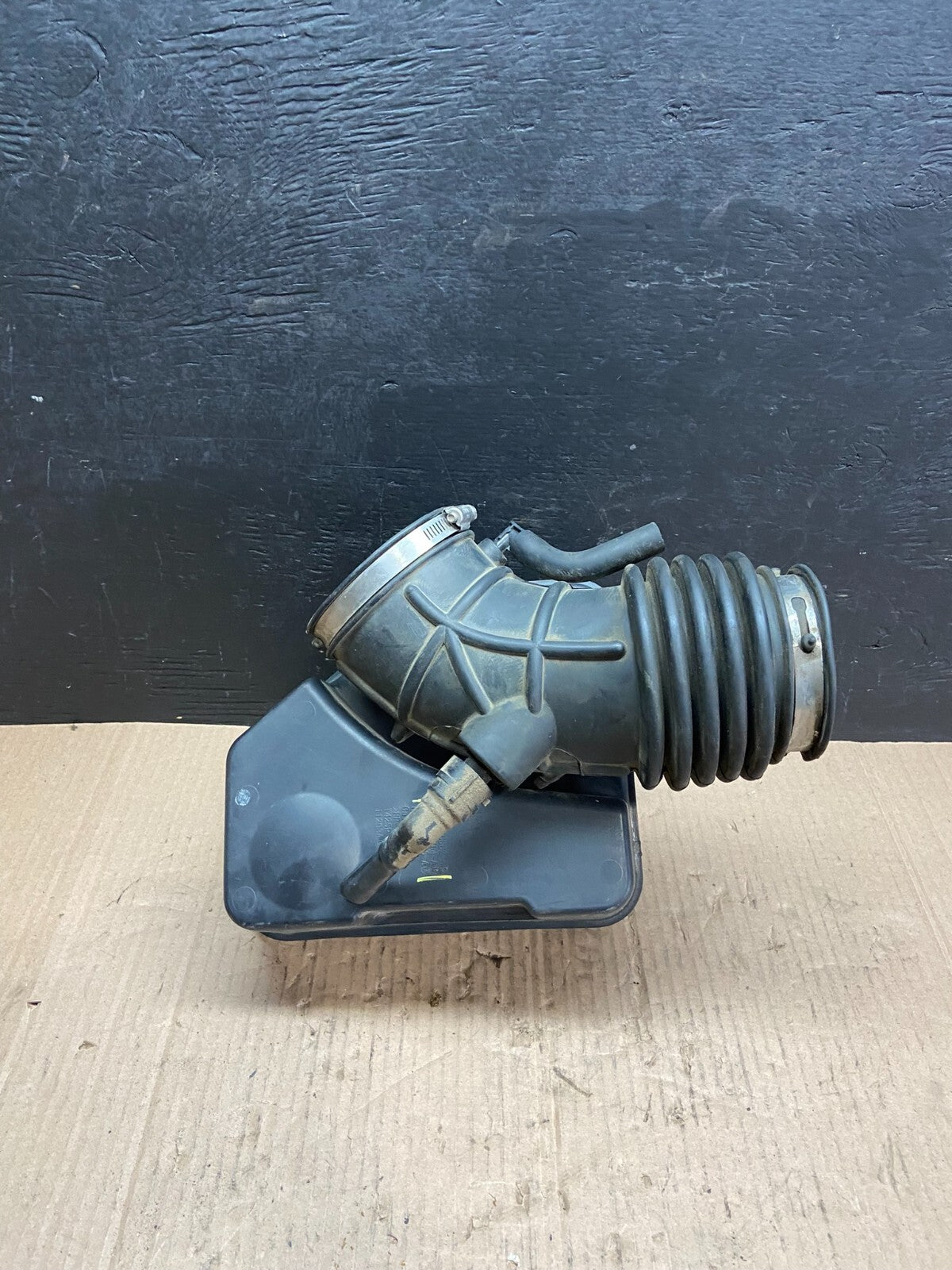 2007 to 2010 Lincoln MKX 3.7L Air Cleaner Box Resonator OEM D2692 DG15