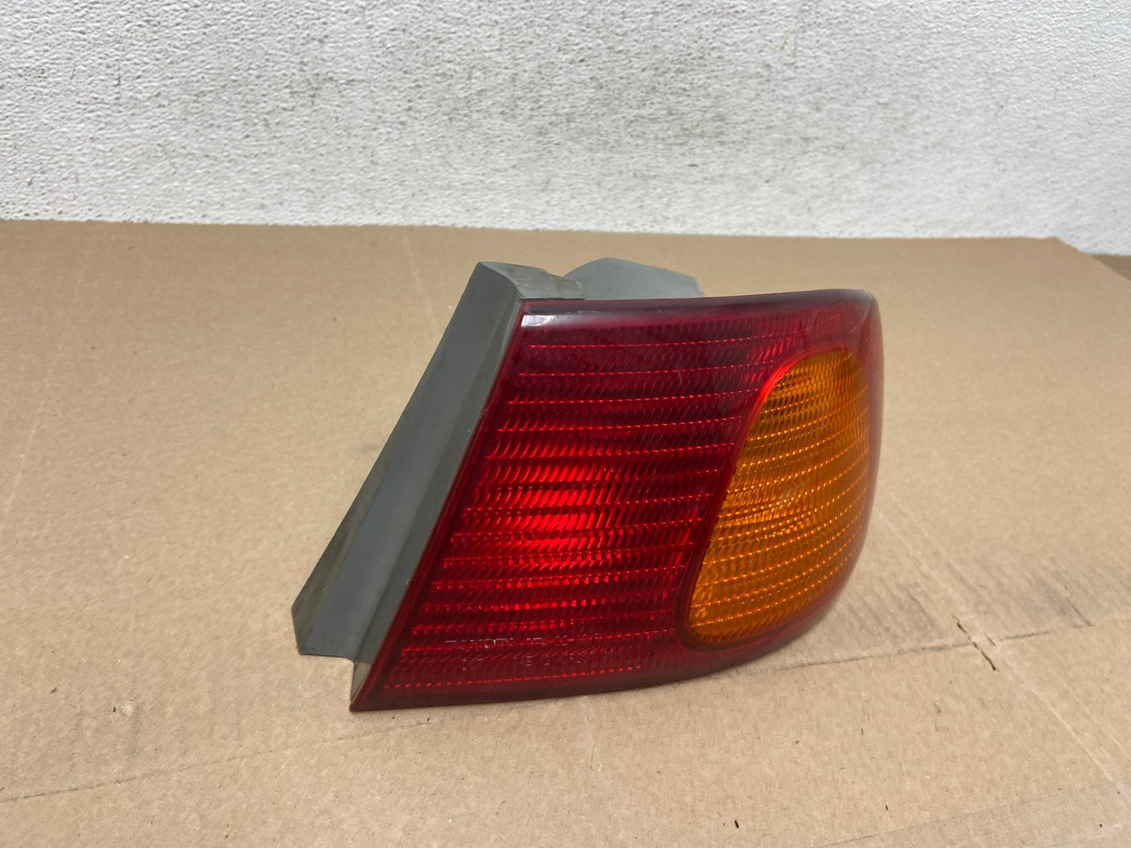 1998 1999 2000 Toyota Corolla Right Passenger Side Tail light AE6617 LK2