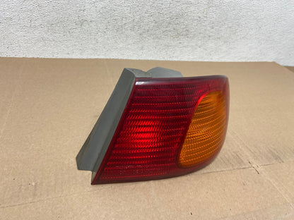 1998 1999 2000 Toyota Corolla Right Passenger Side Tail light AE6617 LK2