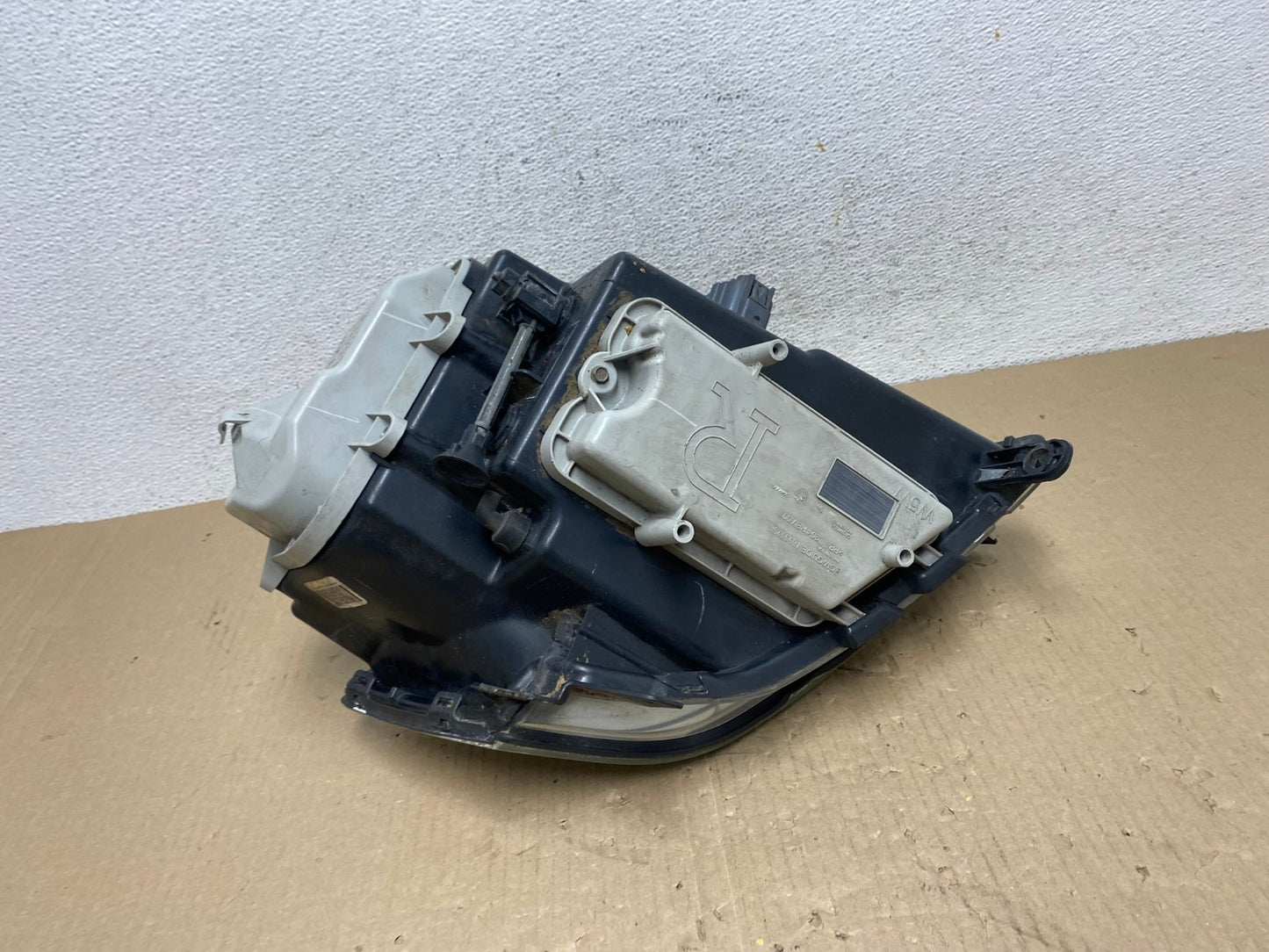 2005 - 2011 Cadillac STS Right Passenger RH Side Xenon Headlight AE9611 LK6