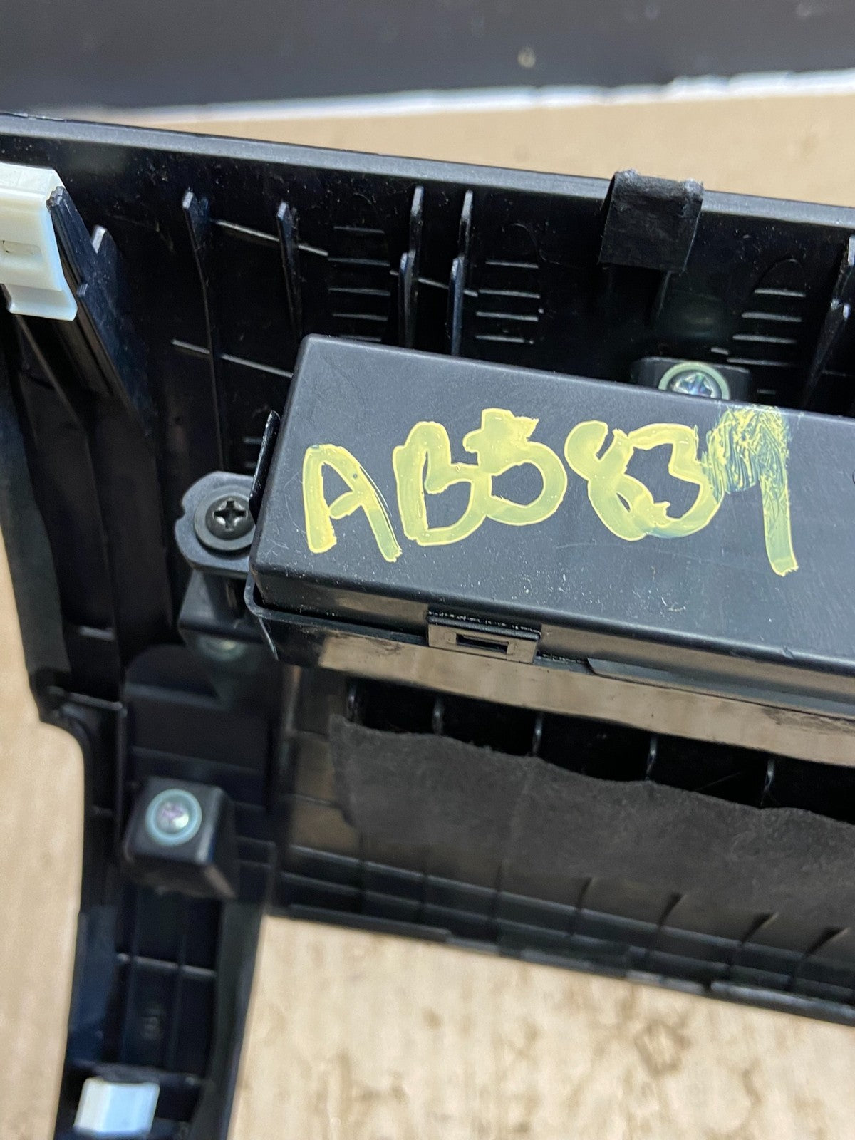 2011 to 2013 Kia Sorento Center Radio Climate Control Clock Trim ab5839 DG6