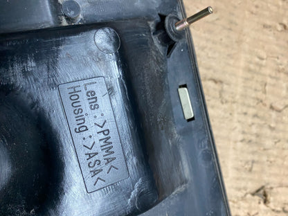 1995 1996 Toyota Camry Center Trunk Rear Tail Light OEM Y6599 DG10