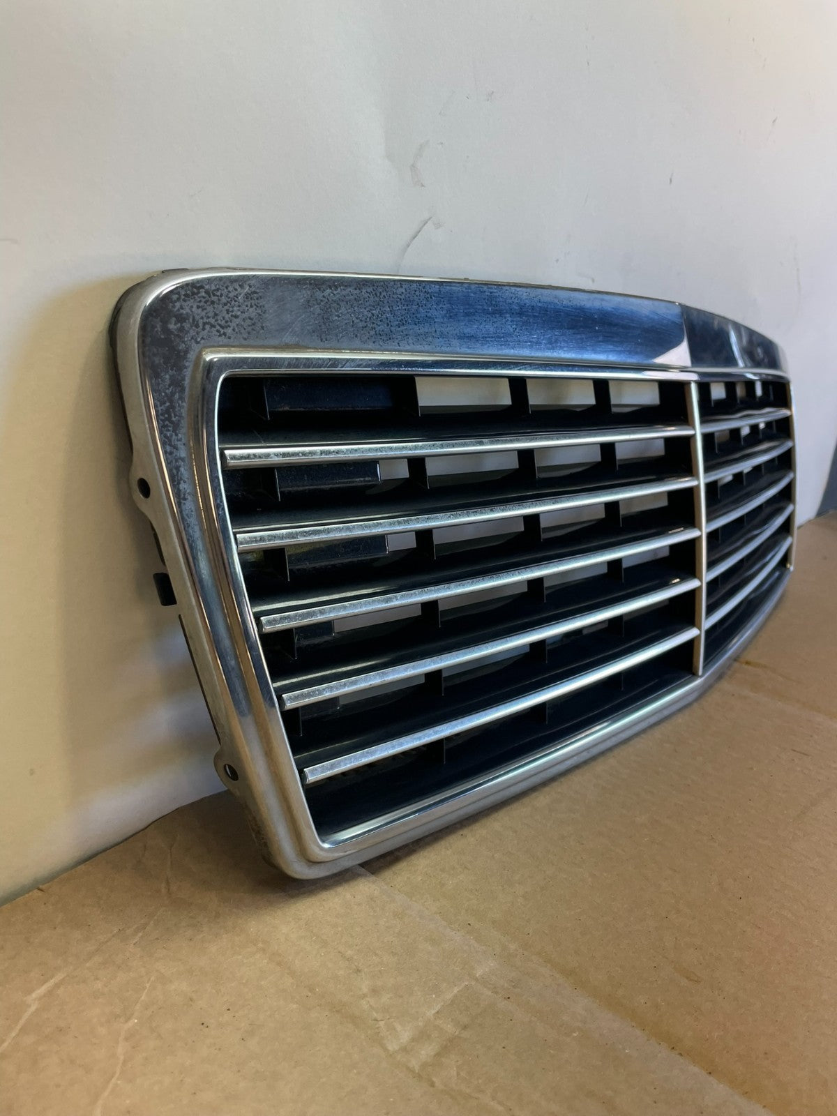 1996 to 1999 Mercedes Benz E320 Front Upper Grill Grill 2108880123 AG3088 DG2