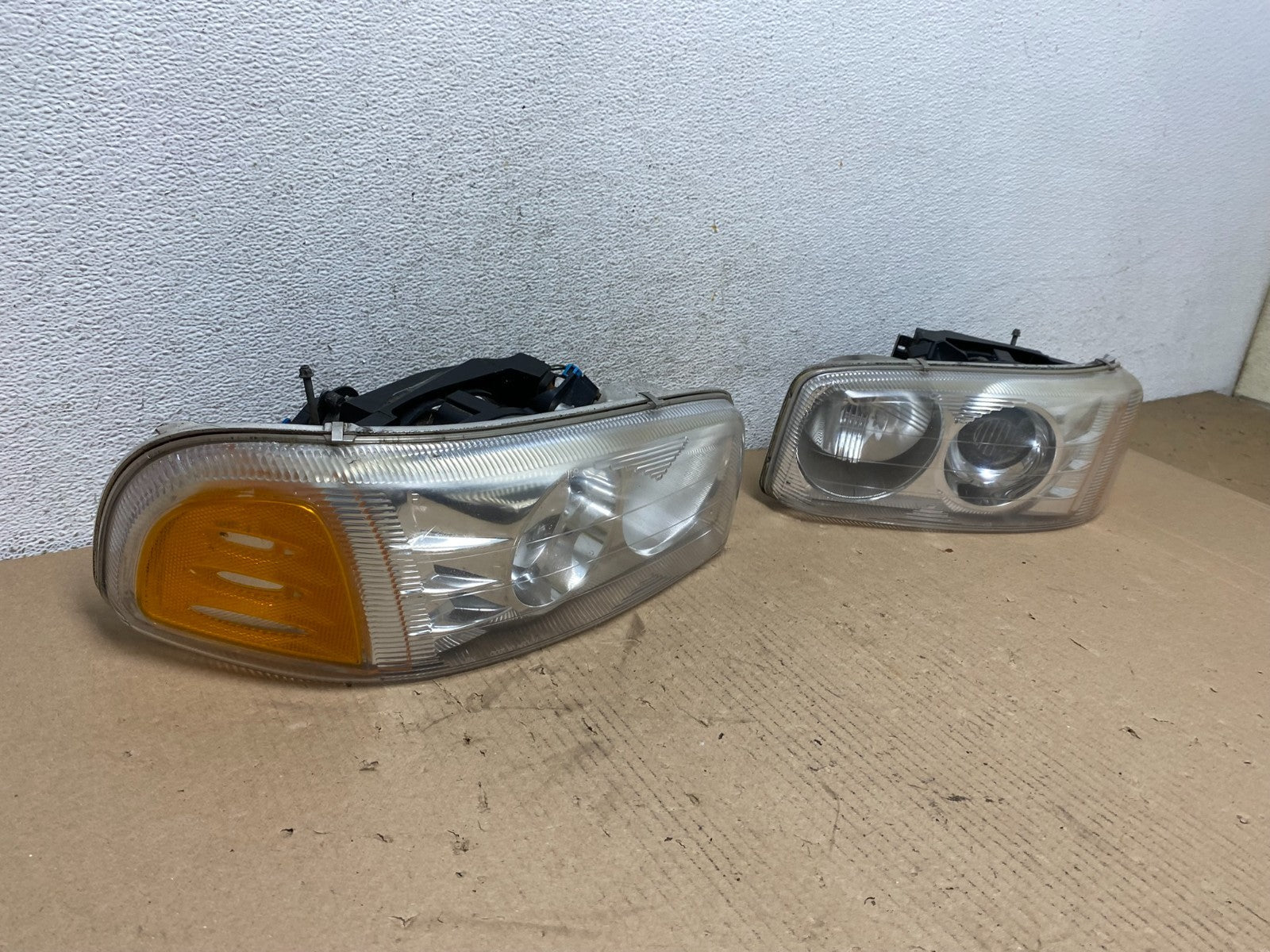 2001 - 2006 GMC Yukon Halogen Left+Right Side Set Headlights af3150 DG2