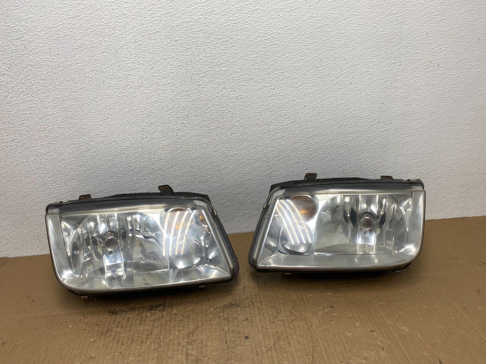2002 to 2004 Volkswagen Jetta Left+Right Headlights AB8440 DW0