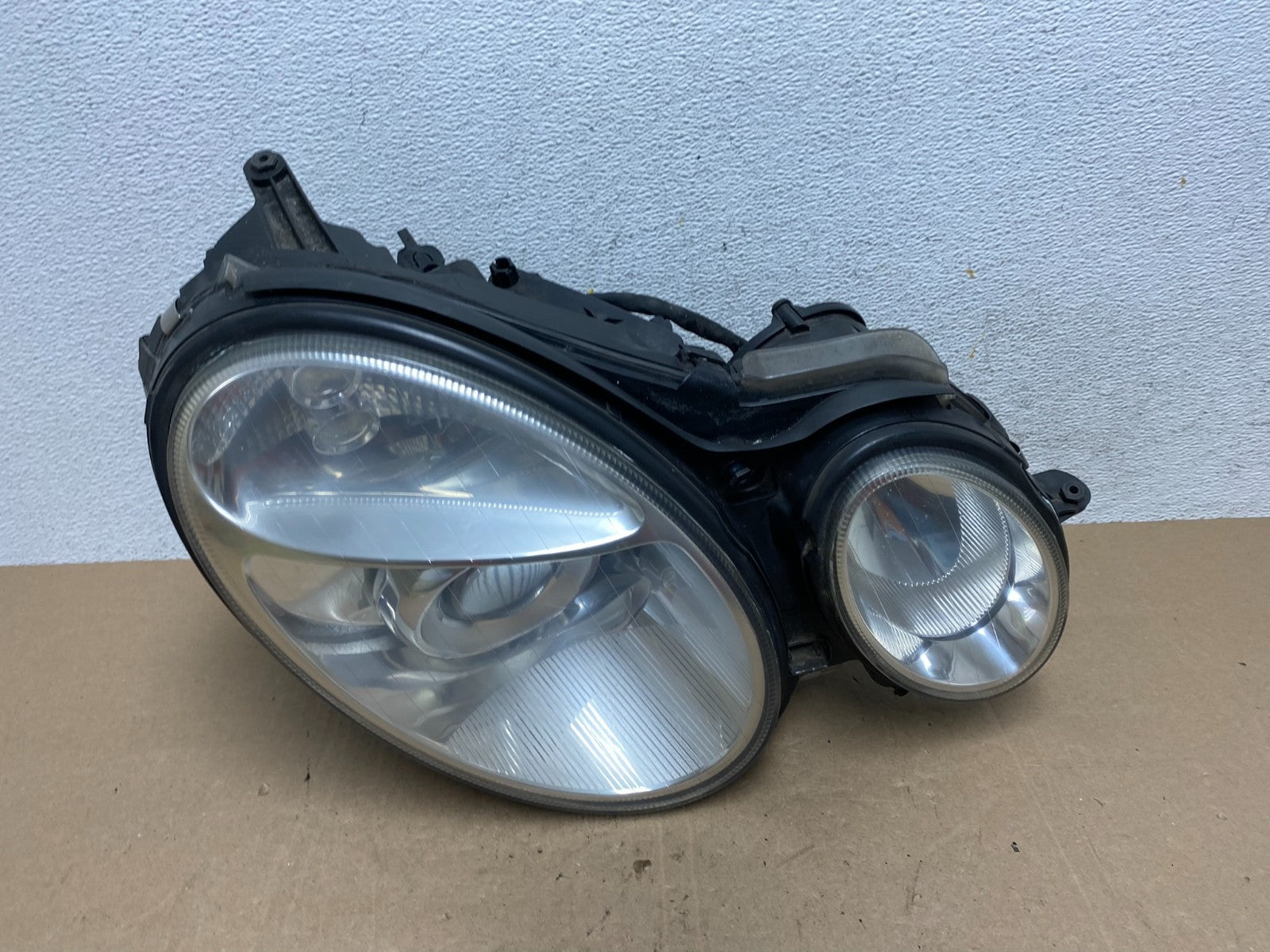2003-2006 Mercedes E E320 E350 Class Right Passenger Halogen Headlight AE5943 DW0