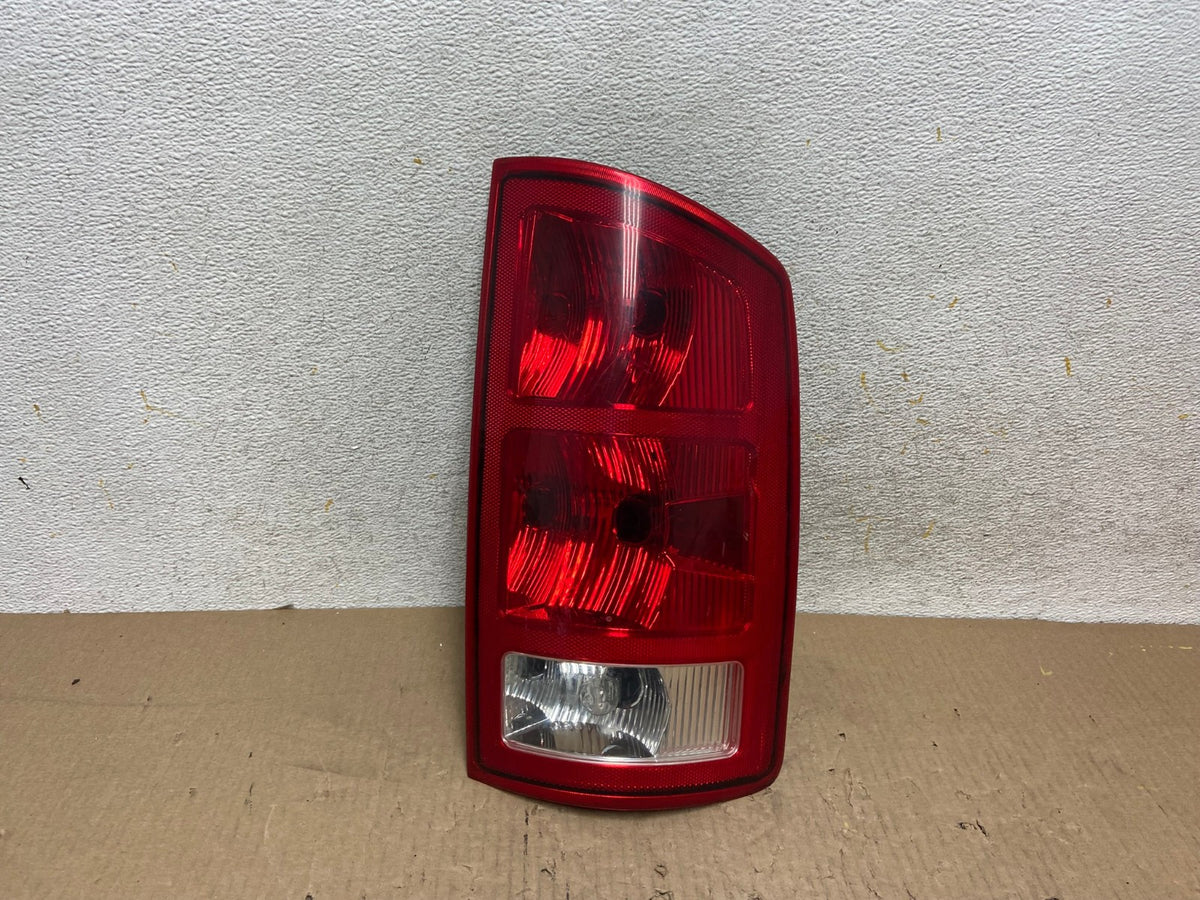 2002 to 2006 Dodge Ram 1500 Right passenger Rh side Tail Light AH5942 LK0