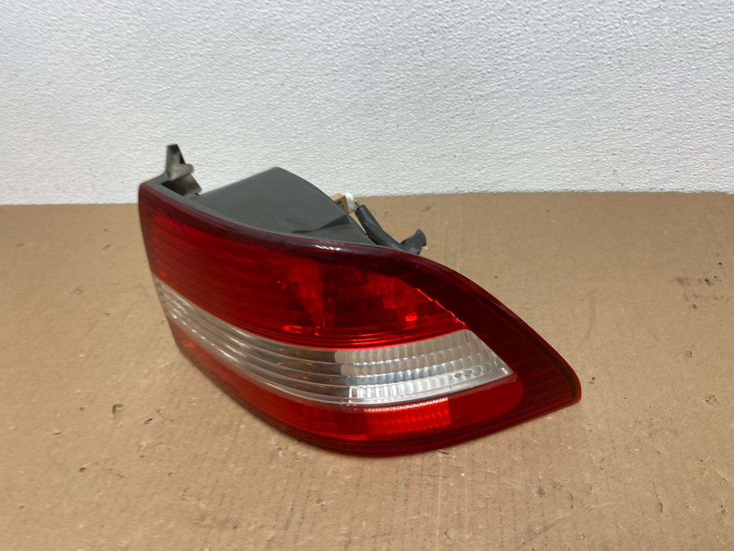 2000 2001 Lexus ES300 Outer Right Passenger RH Side Tail Light Oem AB6511 LK1