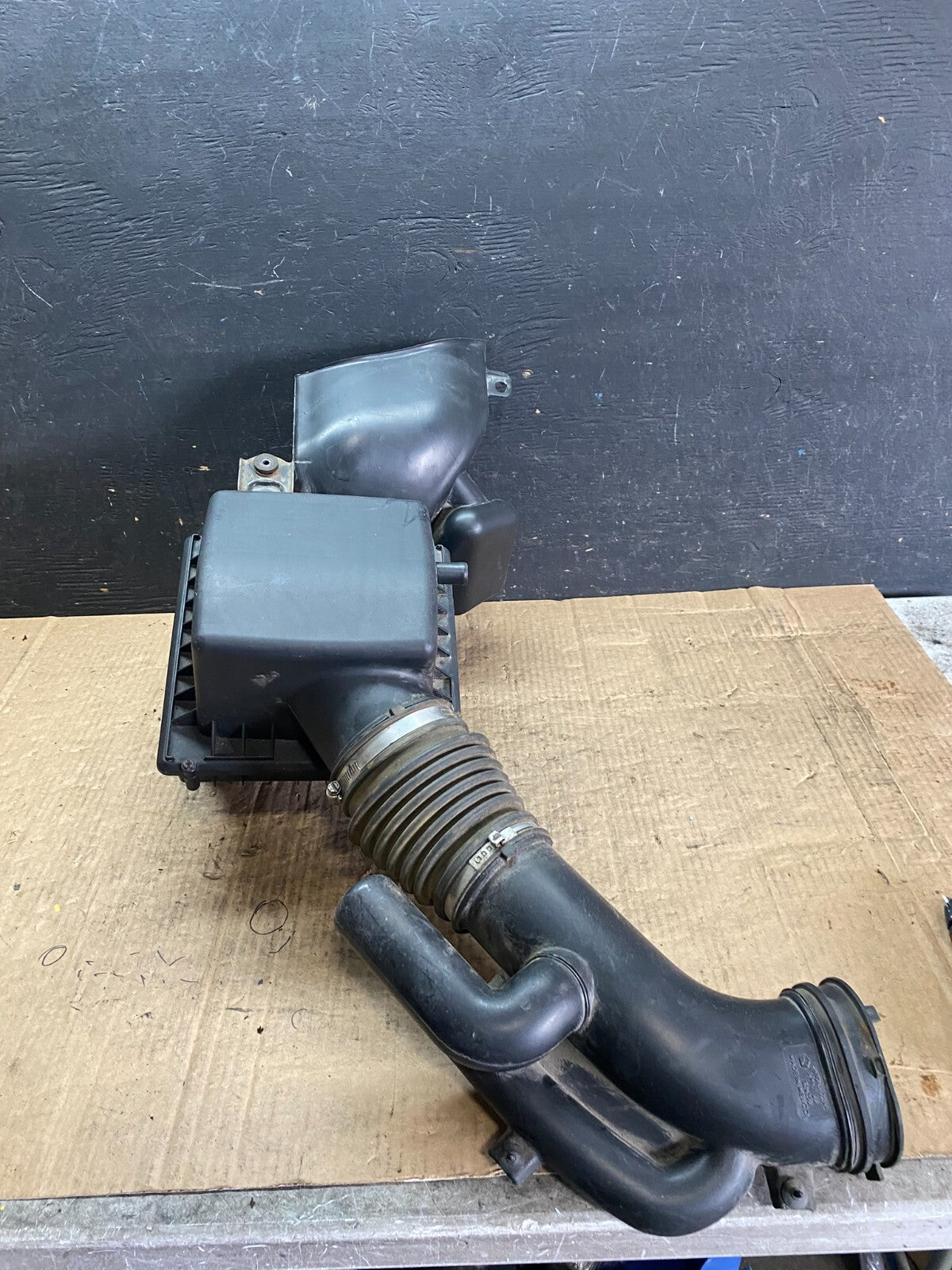 2011 to 2014 Dodge Avenger Chrysler 200 3.6L Air Cleaner Filter Box O3250 OEM DG3