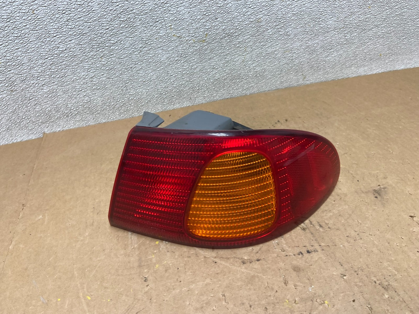 1998 1999 2000 Toyota Corolla Right Passenger Side Tail light OEM Z7052 DW0
