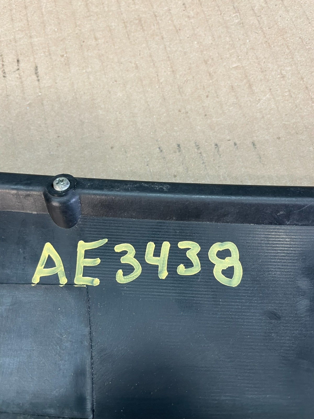 2002 - 2004 Subaru Outback Trunk Hatch Lid Tail Light Panel Center AE3438 DG7