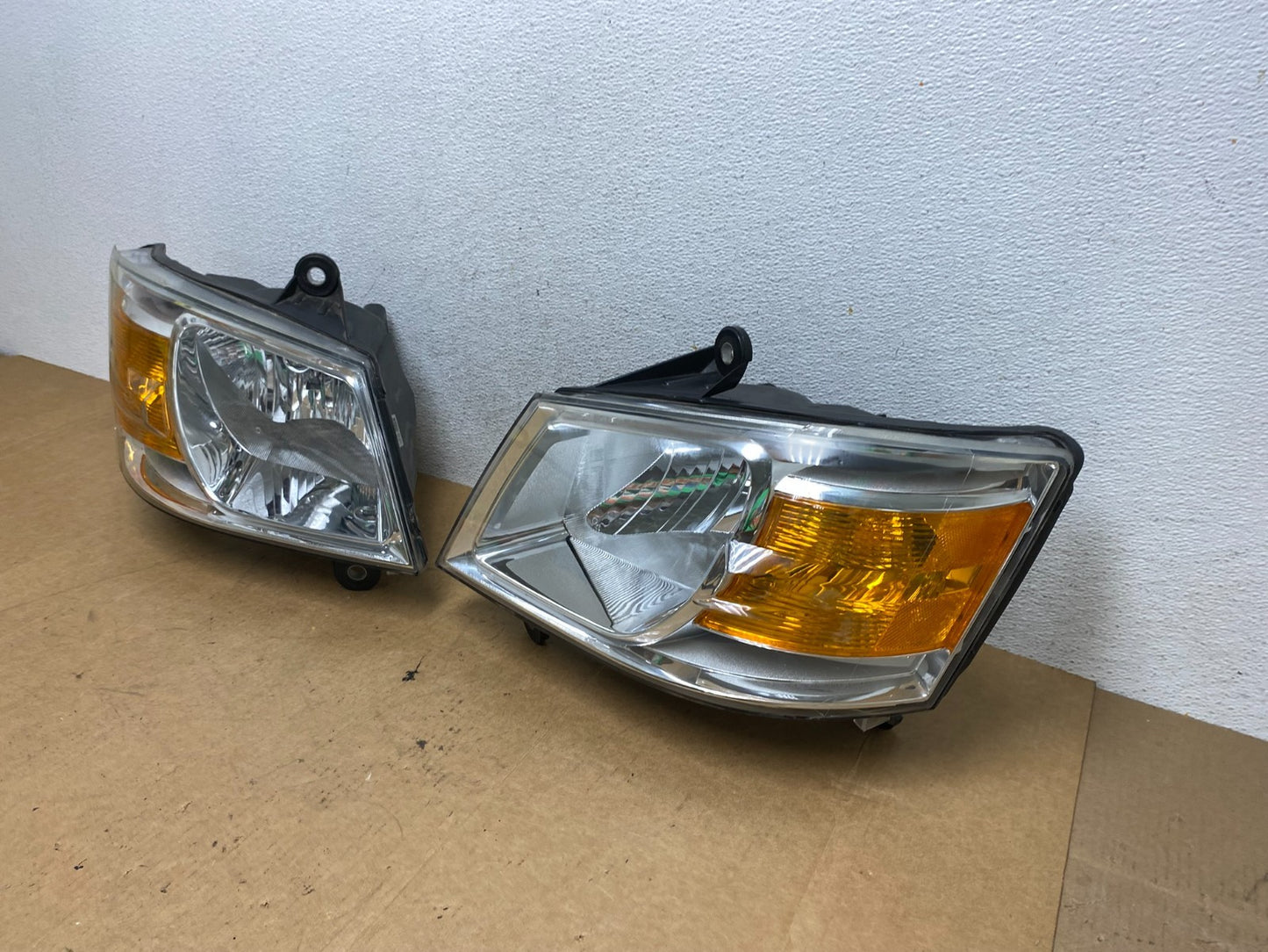 2008 to 2010 Dodge Caravan Left+Right Set Side Halogen Headlights AE3214 DW1