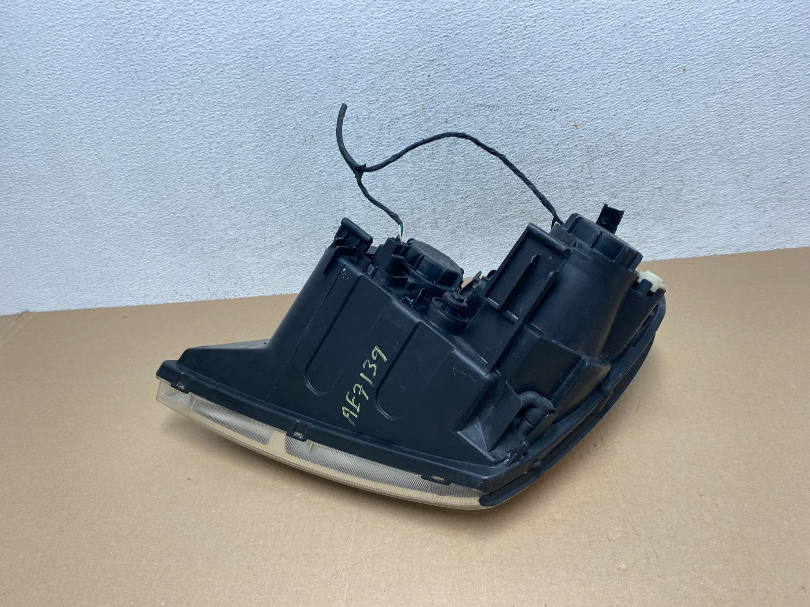 2008-2012 Kia Sedona Right Passenger RH Side Headlight Halogen AE7139 DW10