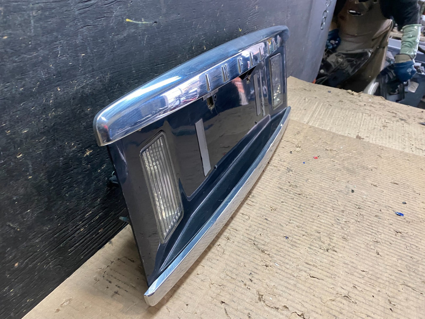 2004 to 2007 Infiniti QX56 License Plate Bracket With Camera OEM  W9979 DG2