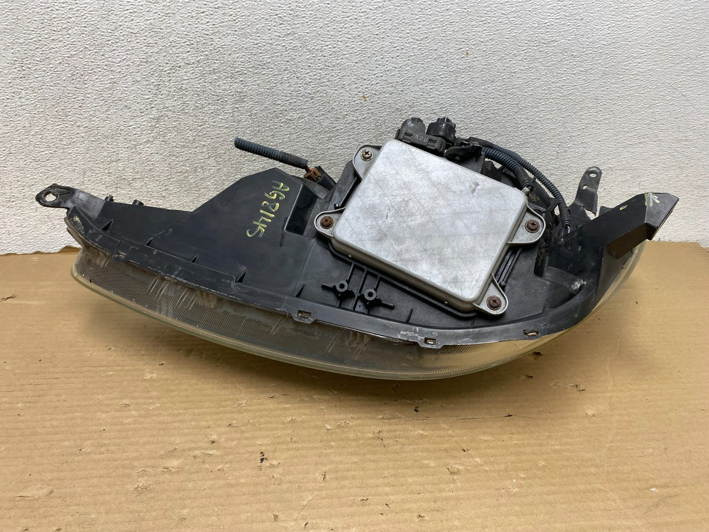 2004-2005 Toyota Sienna Right Passenger Xenon Headlight AG8145 DW8
