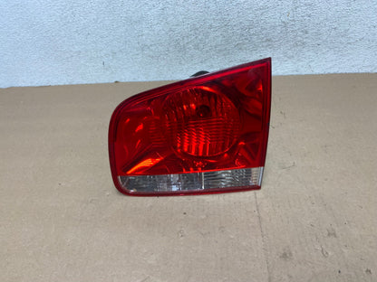 2004-2007 Volkswagen Touareg Right Passenger Rh Side Inner Tail Light AG45710