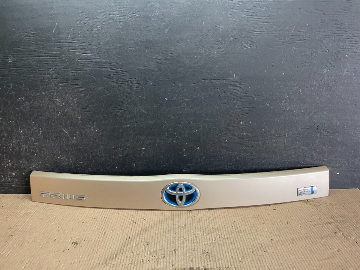 2010 to 2015 Toyota Prius Trunk Rear Tailgate Molding Panel 76801-00900 J3380 DG0