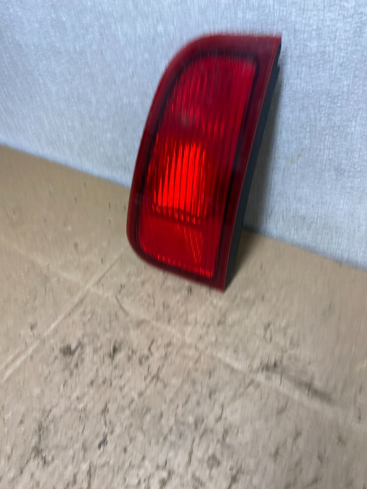 2003-2006 Lincoln Navigator Right Passenger Side Tail Light Inner OEM Z1189 DW1