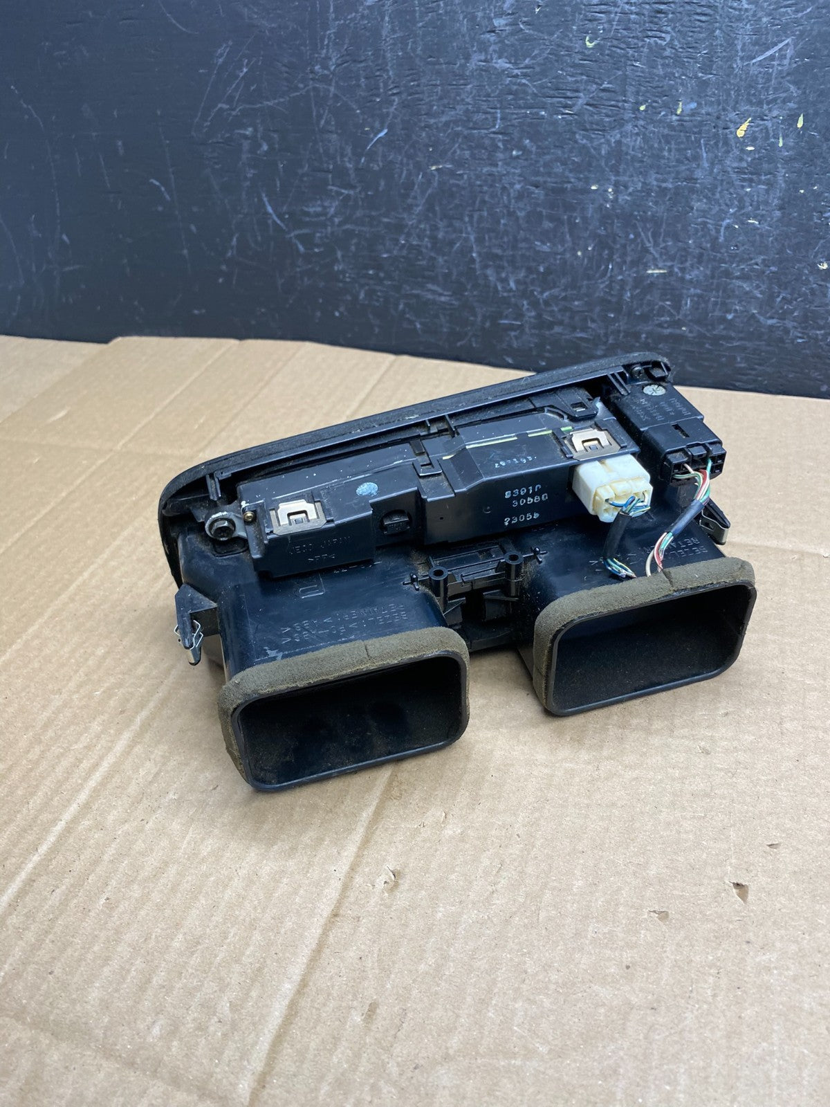 1998 to 2005 Lexus GS300 GS400 Center Air Vent Bezel Trim AC9331 DG3