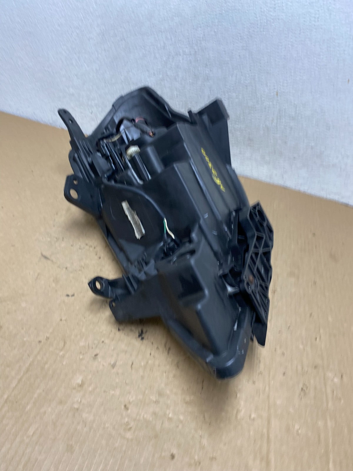 2008 to 2012 Nissan Versa Headlight Right Passenger Rh Side AG2300 DW8