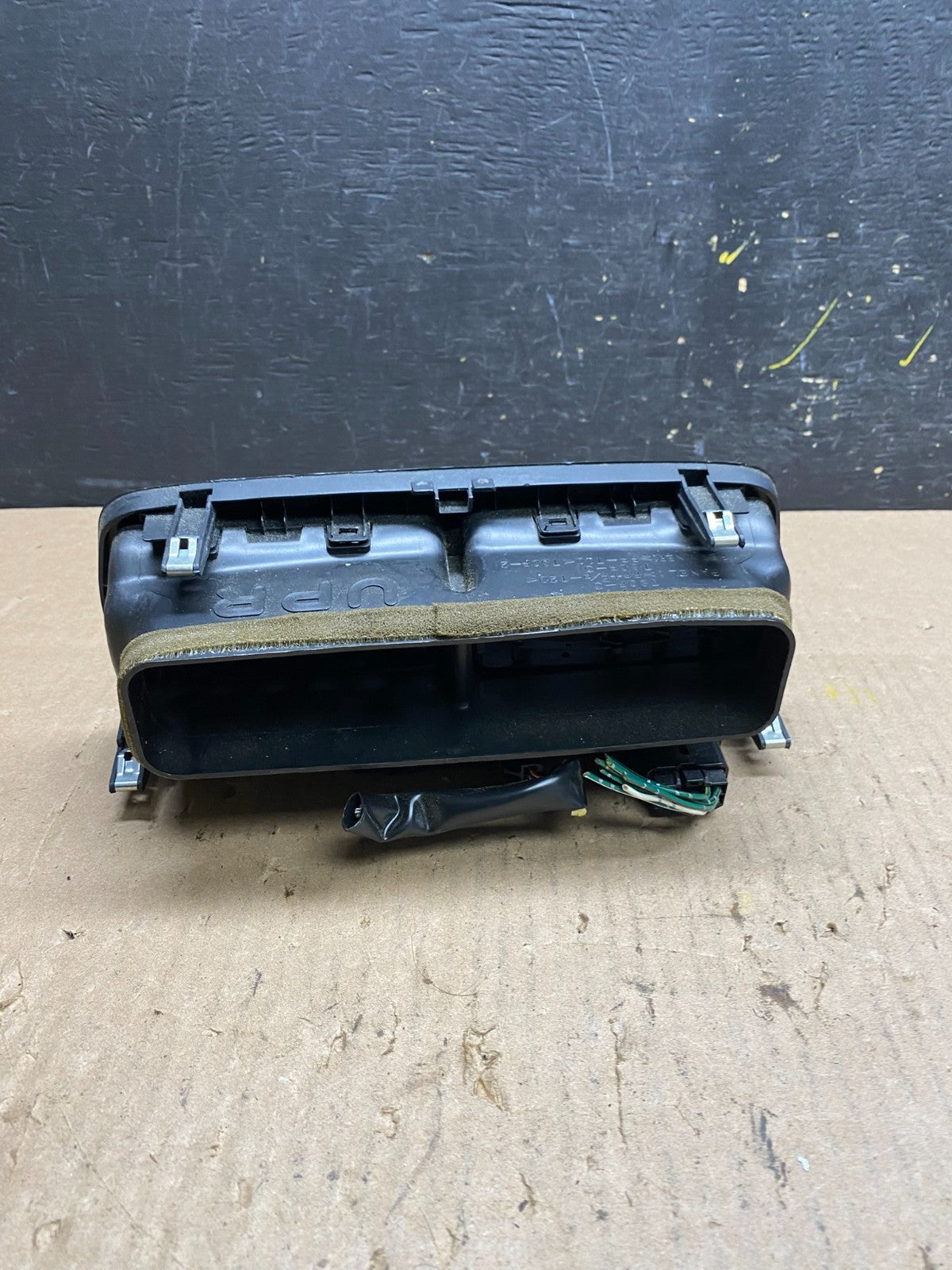1997 to 2001 Lexus ES330 ES300 Front Center Side Air Vent T4762 DG3