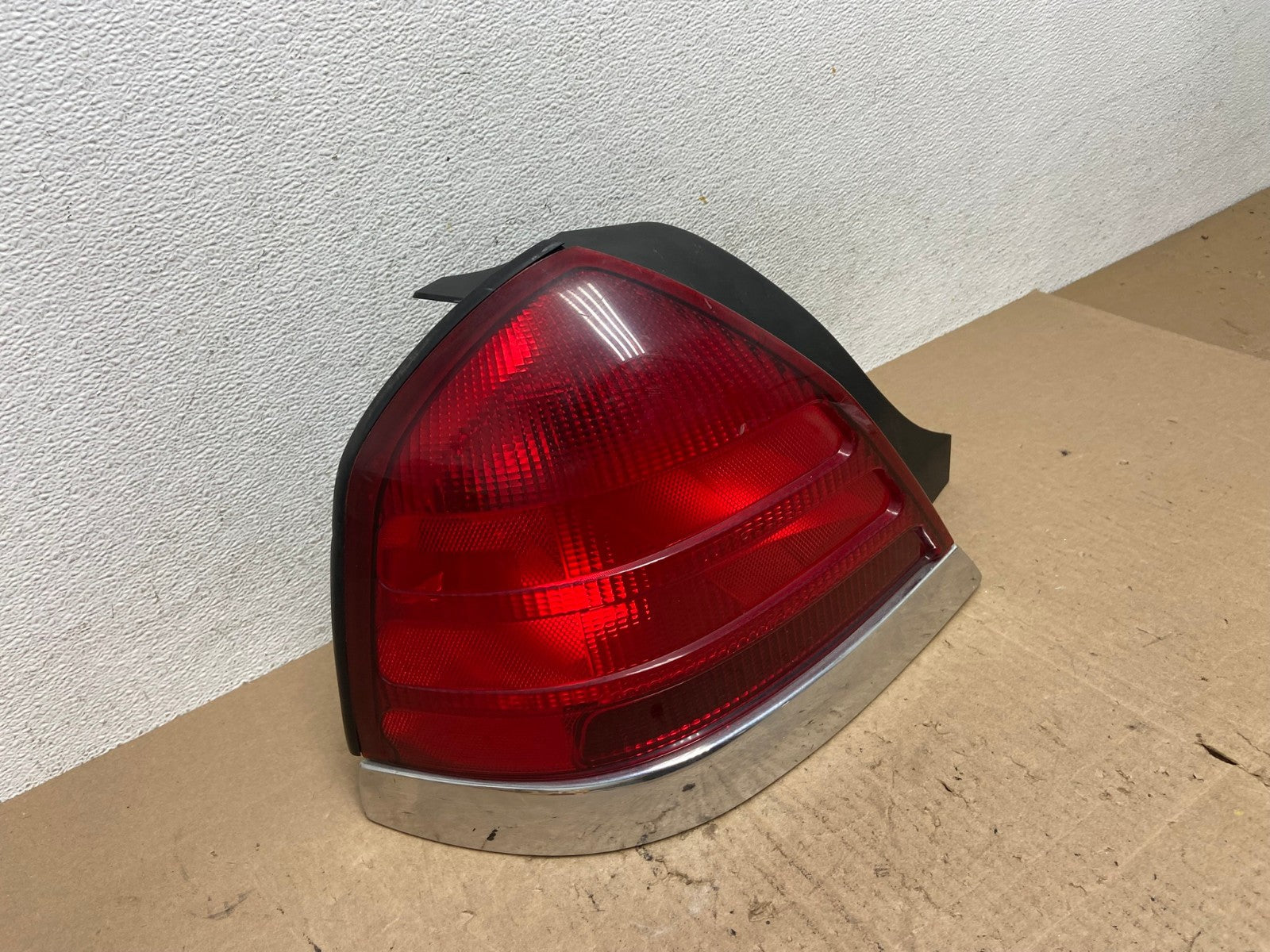 1998-2003 Ford Crown Victoria Left Driver Lh Side Tail Light AE6523 LK2