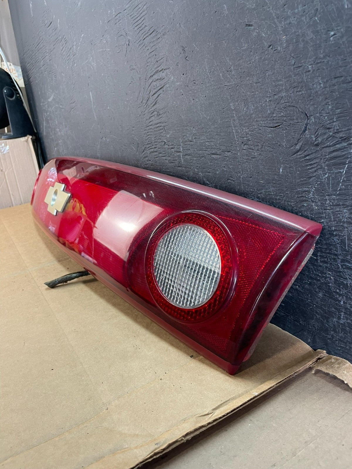 2003 2004 2005 Chevrolet Cavalier Rear Trunk LID Center Tail Light AE0802 DG1