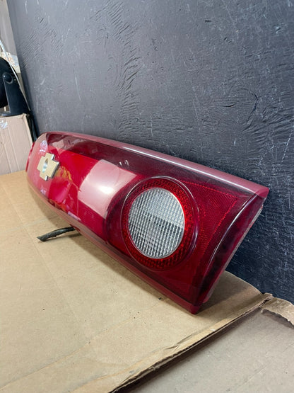 2003 2004 2005 Chevrolet Cavalier Rear Trunk LID Center Tail Light AE0802 DG1