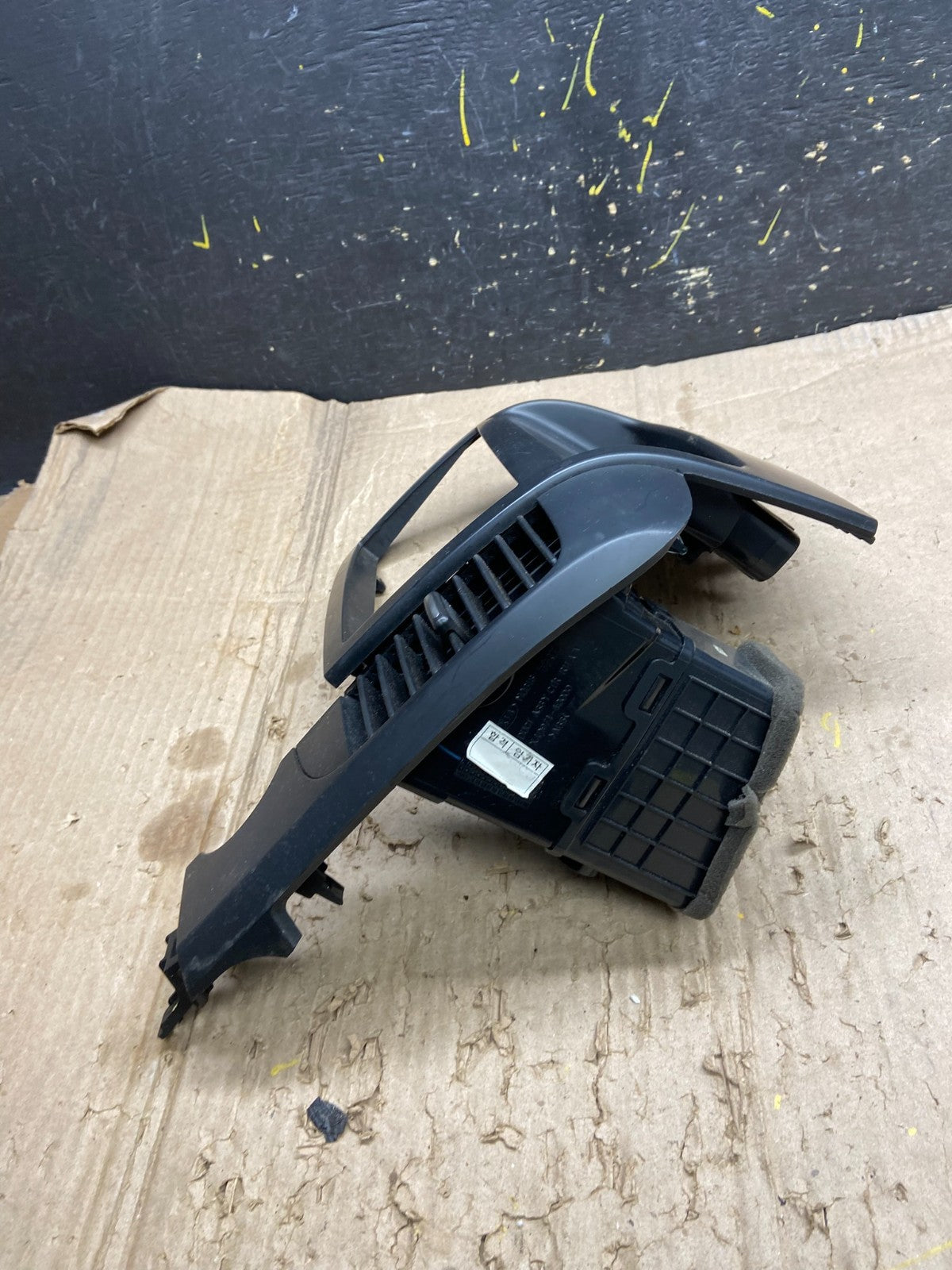 2006-2012 Hyundai Entourage Sedona Center Radio Clock Bezel Air Vent X6316 DG1
