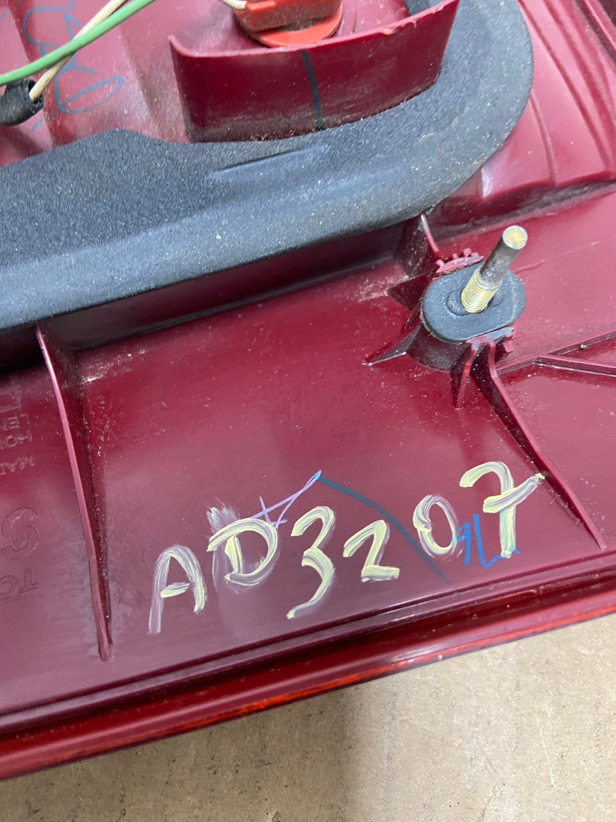2004-2005 Toyota Sienna Right Passenger RH Side Inner Tail Light AD3207 LK8